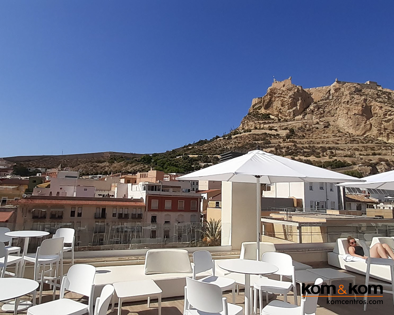 Highbar: Terraza Chill Out en la Azotea del hotel Odissey Room en el centro de Alicante. Proyecto Integral de Kom&Kom
